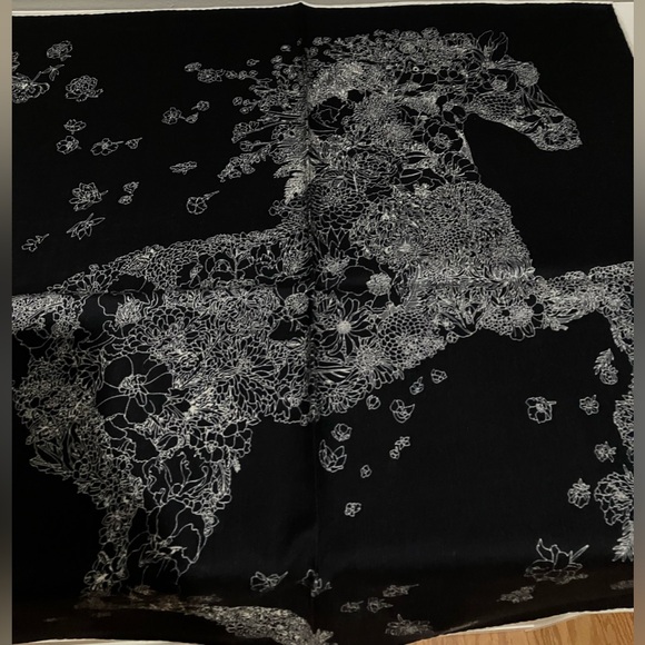 30% silk 70% wool floral horse scarf - Picture 1 of 2